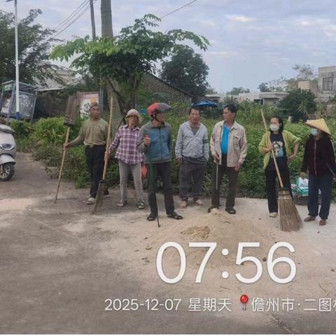 木棠镇二图村委会开展人居环境整治工作