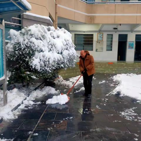 除雪路通畅、破冰保安全 ——郑州市第六十三中学除雪纪实