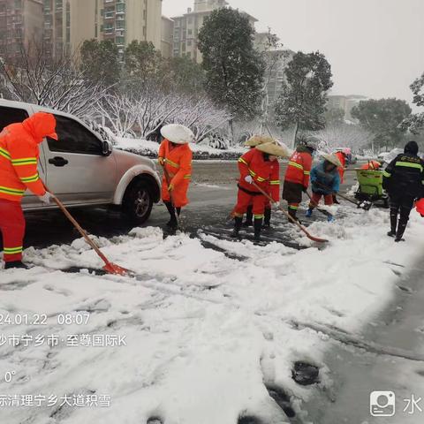 “遇雪奋战”，守岗尽责保通畅