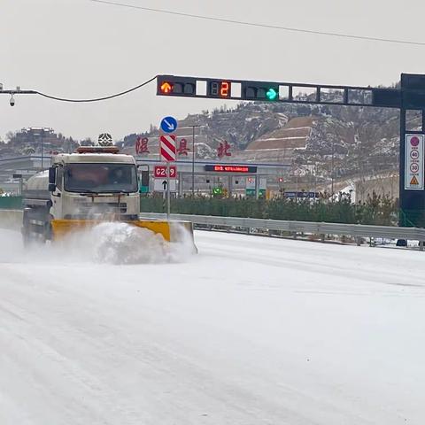 扫雪除冰保畅通 公路人一直在路上