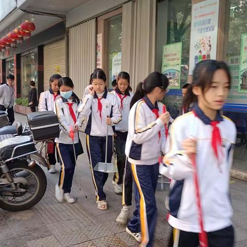 五仙社区联合五星小学师生开展爱国卫生周末志愿服务活动。