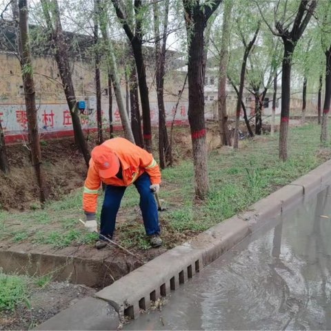 封丘县公路事业发展中心 降雨过后及时排除道路安全隐患