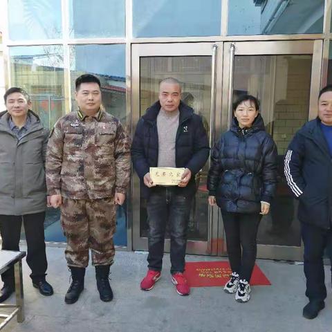 鄢陵县退役军人事务局为新兵家庭悬挂光荣牌