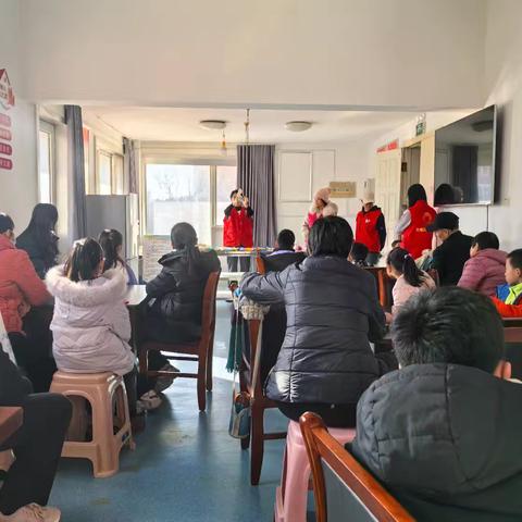 榆山街道文汇社区：捻动扭扭棒，扭出花漾新岁