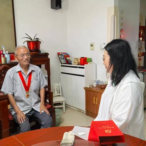 榆山街道文汇社区：登门致敬老党员 薪火相传守初心--文汇社区颁发“光荣在党50年”纪念章