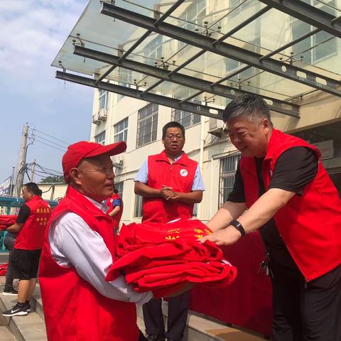 让爱传递：濮东街道举办志愿服捐赠仪式