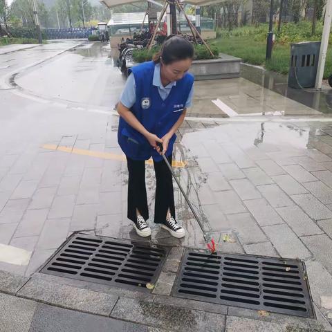 【华泰村】网格员闻“汛”而动，筑牢防汛“安全网”