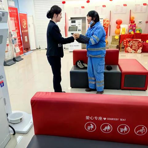 开封大庆路支行“守护时光”:服务暖人心,为过路人提供便利服务