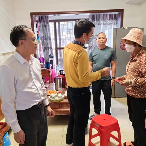 省林业局办公室主任郭智珂一行到抱龙林场开展春节慰问送温暖活动
