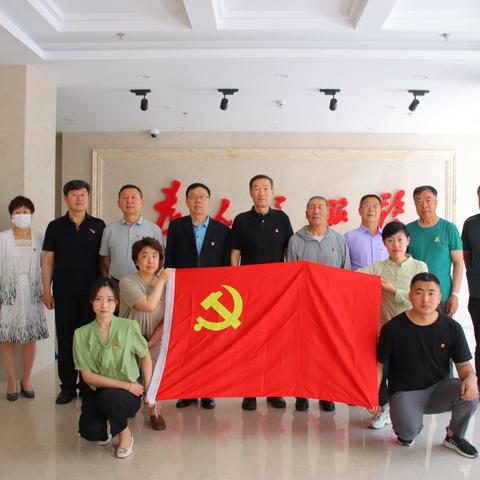 兴安盟中心支行离退休干部党支部和人事科党支部联合开展“同心向党 夕阳正红”主题党日活动