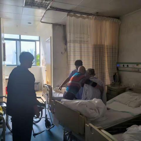 接送山梅村委会名园西村特困老人许寰仁到昌洒敬老院