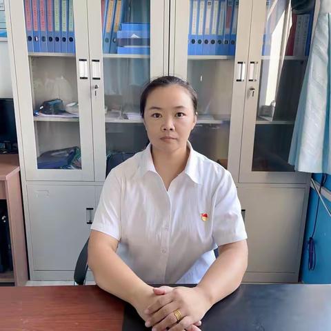 守好教育岗 树起一面旗——党员先锋岗 酒务楼小学校长柳冰