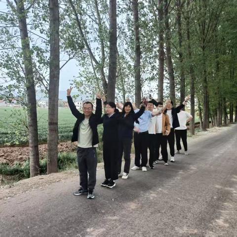 沁阳农商银行王曲支行开展“4月趣运动 共赴好春光”健步走工会活动