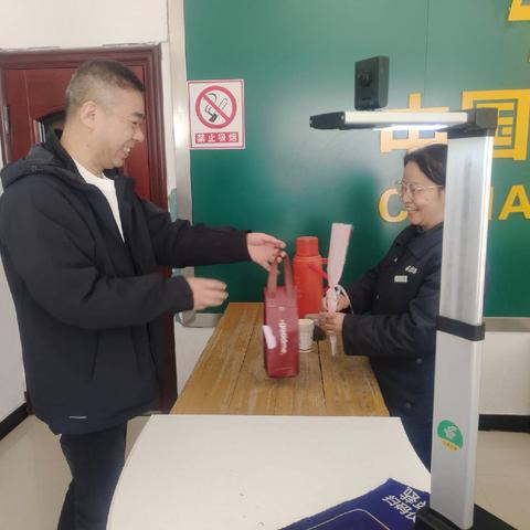 情暖三八节 致敬“她”力量——奉新邮政开展“三八妇女节”主题慰问活动