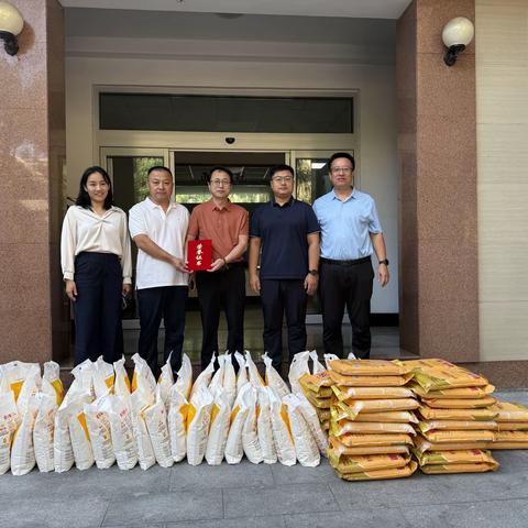 社区搭起帮扶桥    暖心物资传真情 ——新兴领域与乡村振兴的双向奔赴