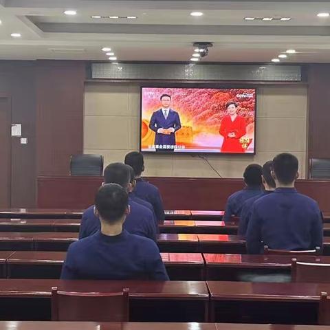 学习榜样事迹 走好第一方阵——峡山消防站组织收看《榜样8》专题节目