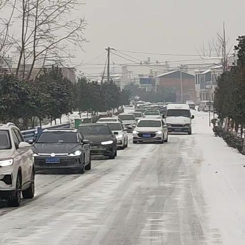 商城县李集乡：铲冰除雪保畅通，党员干部在行动