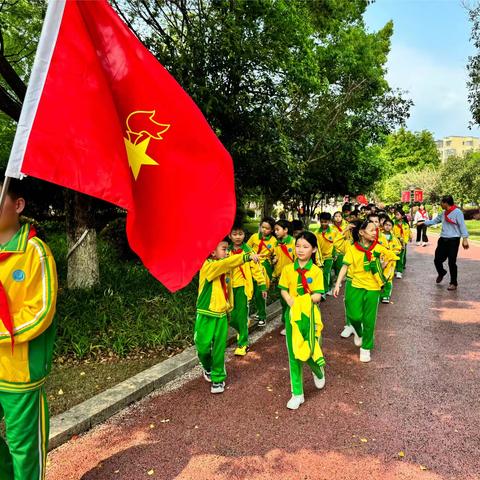 缅怀革命先烈 传承红色基因 ——于都县天润实验学校清明祭英烈主题实践活动