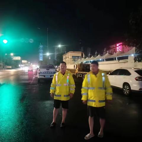 东苑街道：坚守重点点位 当好雨天“守路人”