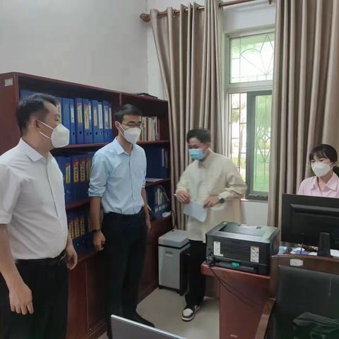 县政府伍发权副县长亲切慰问值班工作人员