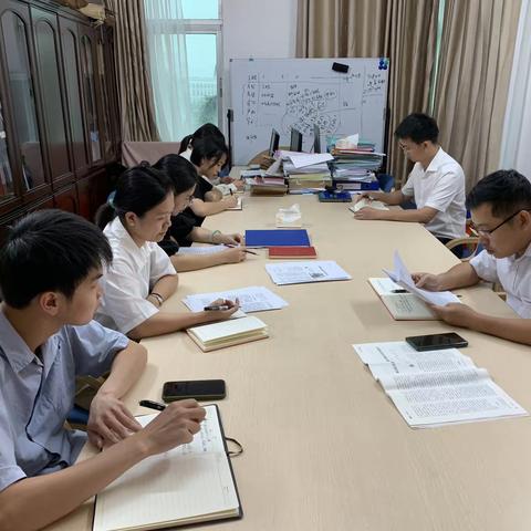 县委办信息综合室召开8月份学习例会