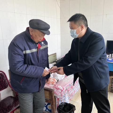 狗台乡党委2023年春节前夕开展 慰问老党员活动
