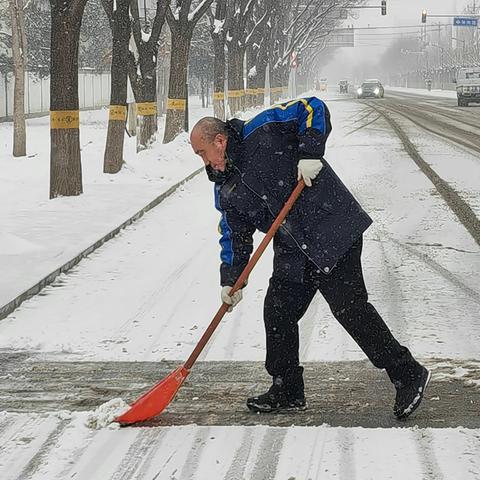 暴雪来袭，一线奋战，全力保障市民出行