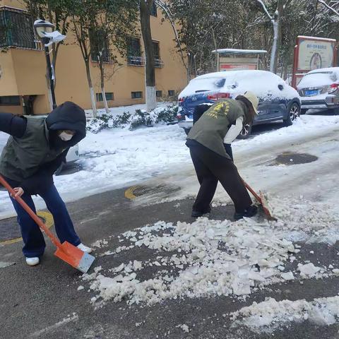 【先锋龙洞】清雪除冰便民行——银座花园社区退役军人志愿服务队扫雪行动