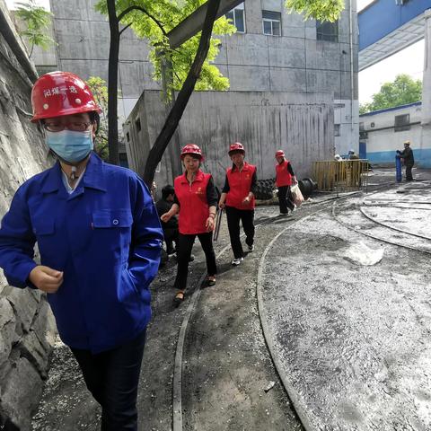 夏日高温送清凉  检修现场鼓干劲——华阳一矿选煤厂女职委组织开展检修现场送清凉慰问活动