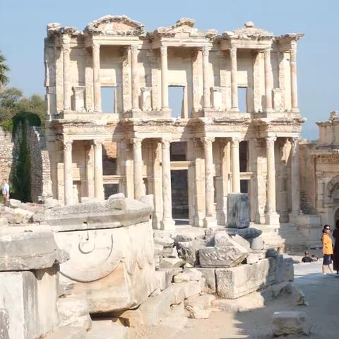 凭吊以弗所古迹场夏日