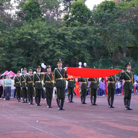 跑道飞驰显壮志  赛场拼搏写青春——岑溪中学举行第四十六届田径运动会开幕式