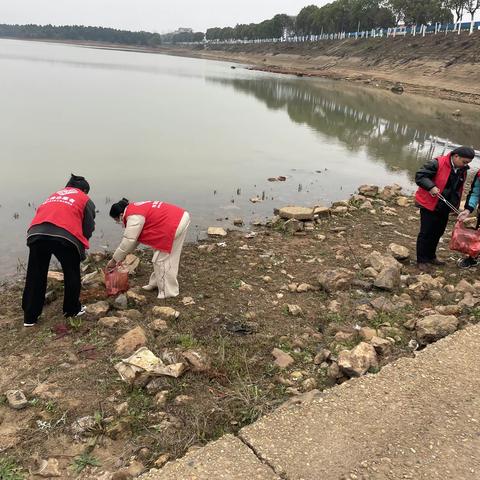 沿河“净滩” 扶助孤寡---乐丰镇返乡志愿者在行动