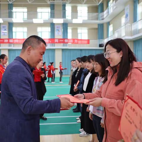 一八八团第二中学隆重举行庆祝“五一”国际劳动节表彰大会