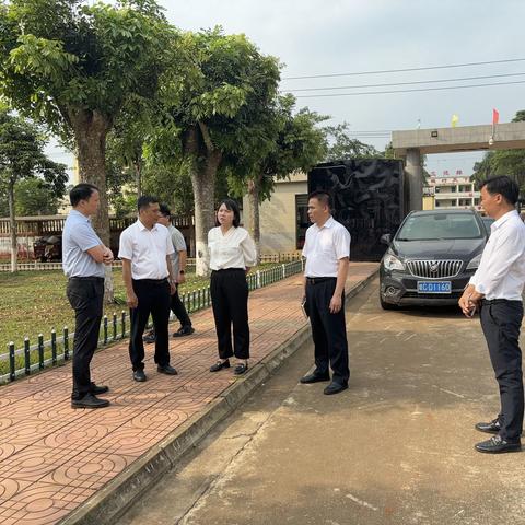 李昭君常委到皇桐镇调研农村闲置校园校舍处置和控辍保学工作情况