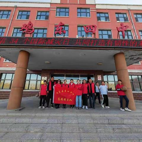 【创建国家卫生城市】——助力镇内卫生清扫，展现四中教师责任担当