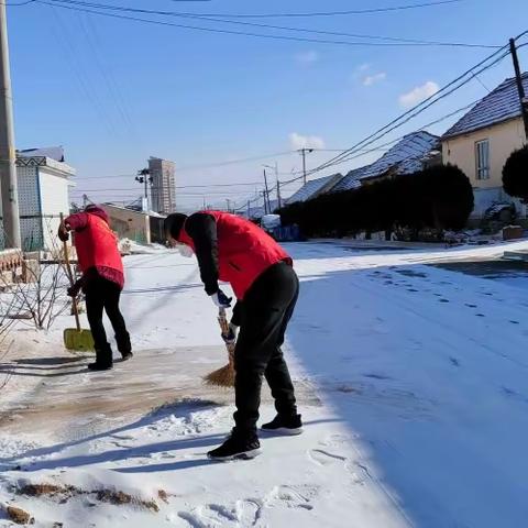 乳山母爱文化研究会的志愿者为留守老人清理积雪