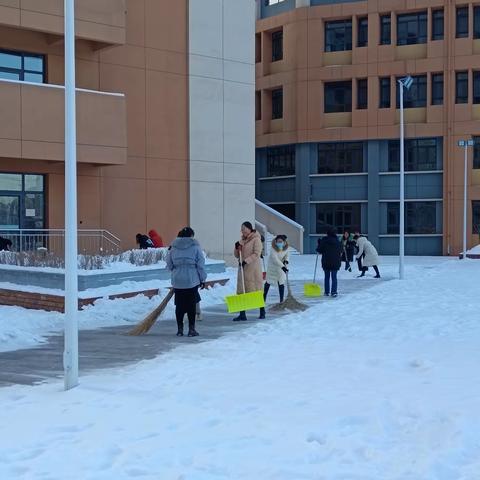 冬雪悄然至   除雪情意浓