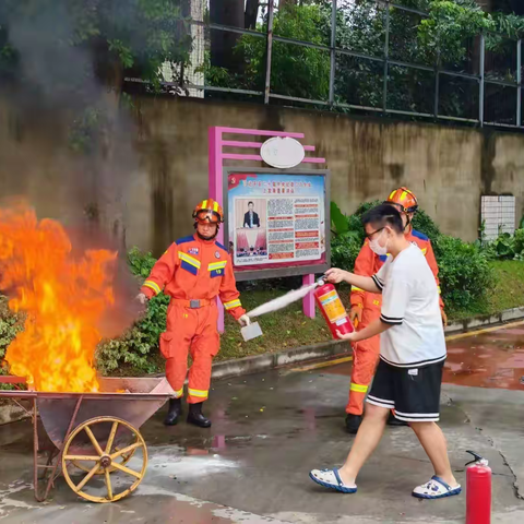 公明消防救援站积极开展消防站开放日活动