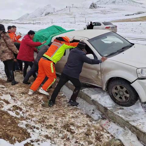 战风雪 斗严寒 浴“雪”奋战 保畅通