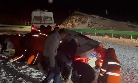 夜战风雪解救受困司乘 大武公路段一直在行动