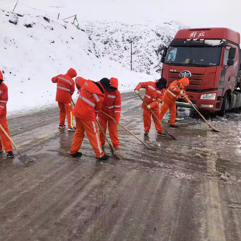 做好公路守护人 吹响清雪保通集结号