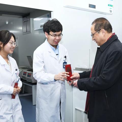 新春祝福荡漾在门诊病房——赤峰市医院领导班子除夕慰问值班人员