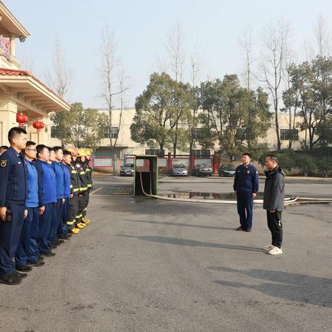 青山湖区委副书记、区长杨育星春节期间看望慰问青山湖区消防救援大队全体消防救援人员