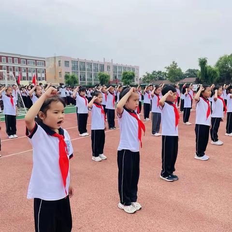 【全环境立德树人】“学习二十大 争做好队员”——淄川经济开发区中心小学开展一年级分批入队仪式