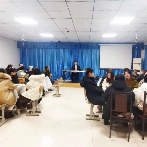 携手并肩共拼搏，齐心协力谱新篇