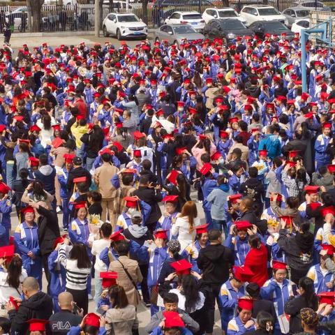 以梦为马，不负韶华；不忘初心，扬帆起航——佳木斯市第二中学高三学生成人礼