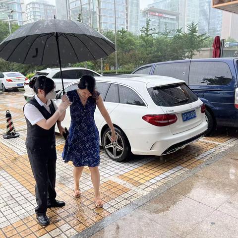 海淀西区四道口支行提供暴雨天气暖心服务
