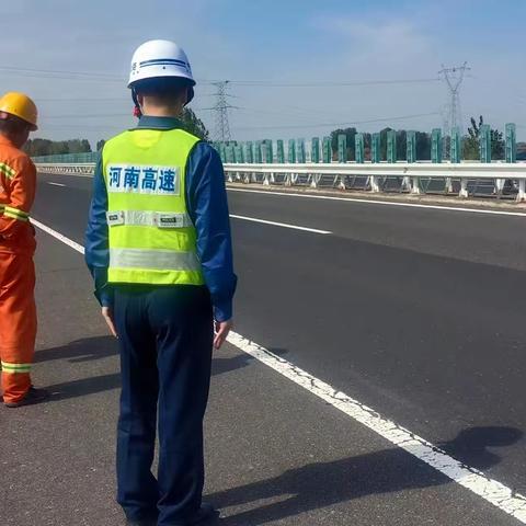 全天候路面巡视 确保辖区道路畅通