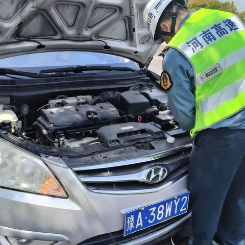 为高温车辆加水 解司乘燃眉之急