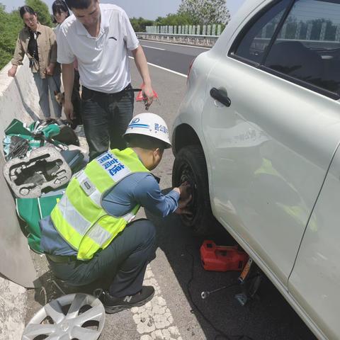 车辆高速爆胎 路产援手相助